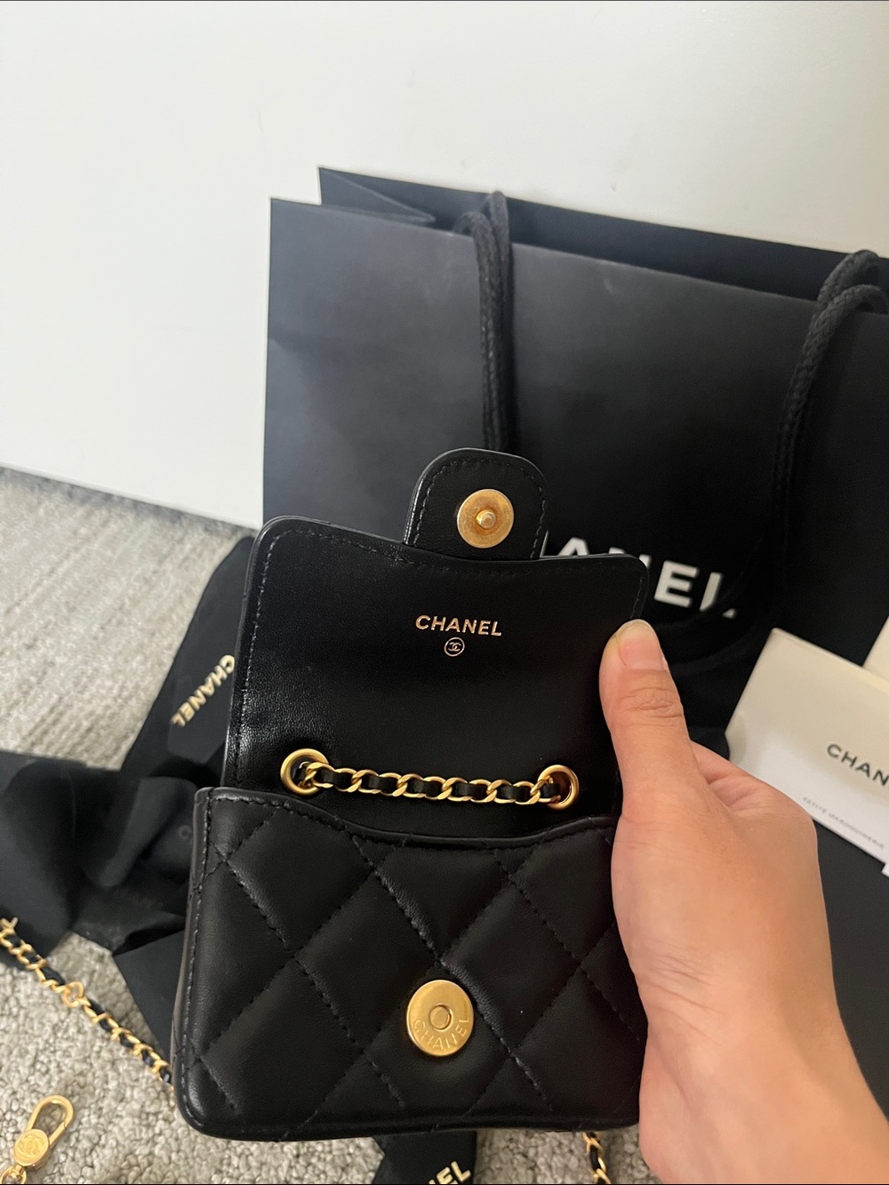 RARE CHANEL 22K Lambskin Black - Belt Bag with Chain - Coco de Toi Amour - Picture 6 of 9